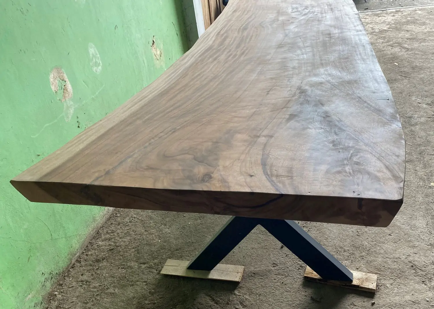  Product image 10 of the product “Natural wood table suar with metal legs X-style, 314cm length, 107cm width, 83.5 cm height. Table top 7cm thickness ”